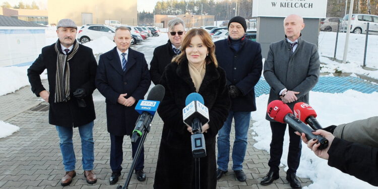 20.01.2025 Kielce. Konferencja PiS przed siedzibą WFOŚiGW. Przy mikrofonach poseł Anna Krupka / Fot. Jarosław Kubalski - Radio Kielce