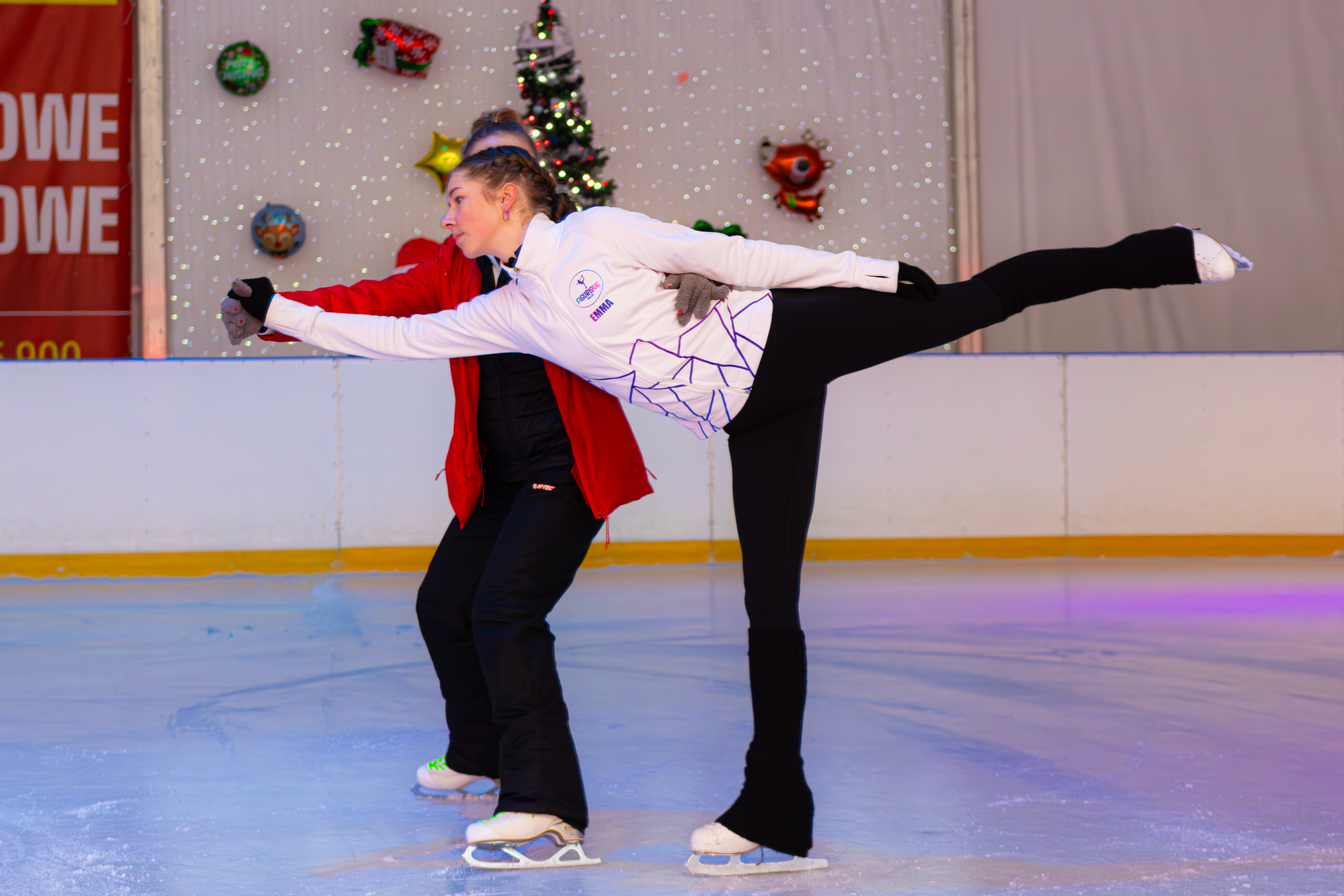 W ferie uczą się piruetów na lodzie