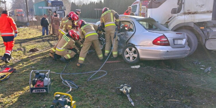 Tragedia na drodze. Kierowca zginął pod kołami ciężarówki