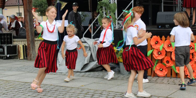 RYM SIĘ NIESIE PO POLU PO LESIE. „Mamo moja” [POSŁUCHAJ] - Radio Kielce