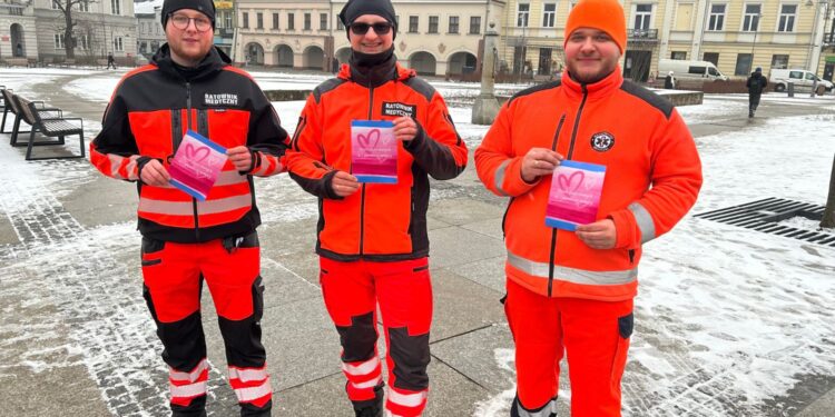 14.02.2025. Kielce. Akcja edukacyjna ratowników medycznych w ramach Walentynek / Fot. Iwona Murawska-Bujnowicz- Radio Kielce