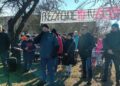 22.02.2025. Starachowice. Protest mieszkańców przeciw sprzedaży kolejnych dwóch działek miejskich przy ul. Leśnej / Fot. starachowicki.eu