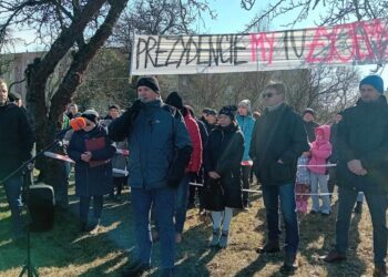 22.02.2025. Starachowice. Protest mieszkańców przeciw sprzedaży kolejnych dwóch działek miejskich przy ul. Leśnej / Fot. starachowicki.eu