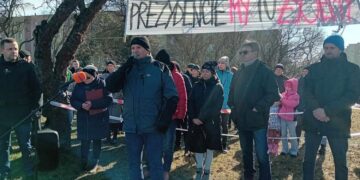 22.02.2025. Starachowice. Protest mieszkańców przeciw sprzedaży kolejnych dwóch działek miejskich przy ul. Leśnej / Fot. starachowicki.eu