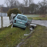 15-latka wjechała w ogrodzenie. Została zabrana do szpitala - Radio Kielce 06.02.2025. Swaryszów, powiat jędrzejowski. 15-latka wjechała w ogrodzenie / Fot. policja