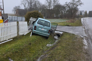 06.02.2025. Swaryszów, powiat jędrzejowski. 15-latka wjechała w ogrodzenie / Fot. policja