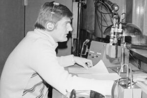 Dziennikarz w studiu radiowym. 1977 rok / źródło: Narodowe Archiwum Cyfrowe