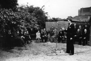 Rozgłośnia Krakowska. Transmisja audycji ze studia ogrodowego. Lata 1927-1939 / źródło: Narodowe Archiwum Cyfrowe