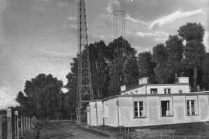 Rozgłośnia w Łodzi. Budynek i maszt radiostacji. Lata 1930-1939 / źródło: Narodowe Archiwum Cyfrowe