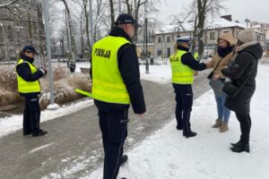 14.02.2025. Końskie. Akcja policji „Odblask na walentynki” / Fot. Magdalena Galas-Klusek – Radio Kielce