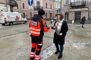 14.02.2025. Kielce. Akcja edukacyjna ratowników medycznych w ramach Walentynek / Fot. Iwona Murawska-Bujnowicz- Radio Kielce