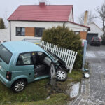 15-latka wjechała w ogrodzenie. Została zabrana do szpitala - Radio Kielce 06.02.2025. Swaryszów, powiat jędrzejowski. 15-latka wjechała w ogrodzenie / Fot. policja