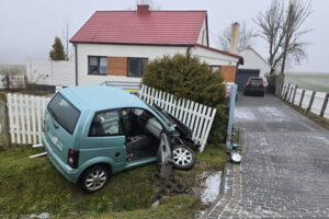 06.02.2025. Swaryszów, powiat jędrzejowski. 15-latka wjechała w ogrodzenie / Fot. policja