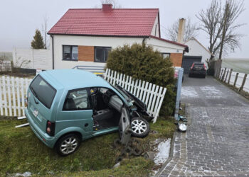 06.02.2025. Swaryszów, powiat jędrzejowski. 15-latka wjechała w ogrodzenie / Fot. policja