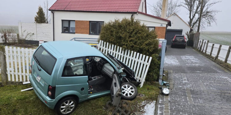 06.02.2025. Swaryszów, powiat jędrzejowski. 15-latka wjechała w ogrodzenie / Fot. policja