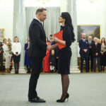 03.02.2025. Warszawa. Prezydent RP Andrzej Duda oraz powołana na stanowisko podsekretarz stanu w KPRP Diana Głownia podczas Uroczystości dokonania zmian w kierownictwie Kancelarii Prezydenta RP oraz kierownictwie Biura Bezpieczeństwa Narodowego w Pałacu Prezydenckim w Warszawie / Fot. PAP/Leszek Szymański