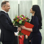 03.02.2025. Warszawa. Prezydent RP Andrzej Duda oraz powołana na stanowisko podsekretarz stanu w KPRP Diana Głownia podczas Uroczystości dokonania zmian w kierownictwie Kancelarii Prezydenta RP oraz kierownictwie Biura Bezpieczeństwa Narodowego w Pałacu Prezydenckim w Warszawie / Fot. PAP/Leszek Szymański