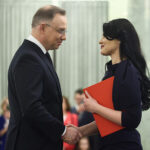 03.02.2025. Warszawa. Prezydent RP Andrzej Duda oraz powołana na stanowisko podsekretarz stanu w KPRP Diana Głownia podczas Uroczystości dokonania zmian w kierownictwie Kancelarii Prezydenta RP oraz kierownictwie Biura Bezpieczeństwa Narodowego w Pałacu Prezydenckim w Warszawie / Fot. PAP/Leszek Szymański