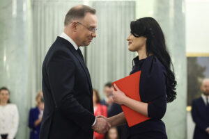 03.02.2025. Warszawa. Prezydent RP Andrzej Duda oraz powołana na stanowisko podsekretarz stanu w KPRP Diana Głownia podczas Uroczystości dokonania zmian w kierownictwie Kancelarii Prezydenta RP oraz kierownictwie Biura Bezpieczeństwa Narodowego w Pałacu Prezydenckim w Warszawie / Fot. PAP/Leszek Szymański