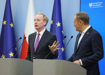 17,02.2025 Warszawa. Premier Donald Tusk oraz wiceprezes Microsoft Corporation Brad Smith podczas konferencji prasowej po spotkaniu w siedzibie Kancelarii Prezesa Rady Ministrów w Warszawie / Fot. PAP/Leszek Szymański