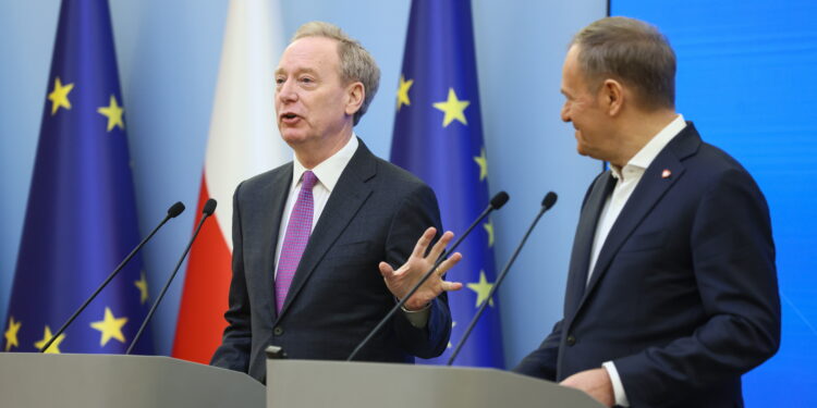 17,02.2025 Warszawa. Premier Donald Tusk oraz wiceprezes Microsoft Corporation Brad Smith podczas konferencji prasowej po spotkaniu w siedzibie Kancelarii Prezesa Rady Ministrów w Warszawie / Fot. PAP/Leszek Szymański