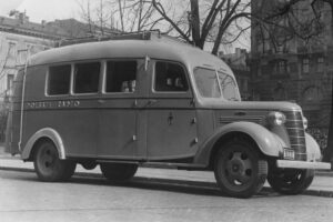 Wóz transmisyjny Polskiego Radia - ciężarówka Chevrolet 1938 T-series. 1939 rok / źródło: Narodowe Archiwum Cyfrowe