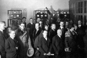 Próbna Stacja Polskiego Towarzystwa Radiotechnicznego. Uroczystość z okazji nadania 100 audycji. Artyści podczas zwiedzania radiostacji. Marzec 1926 roku / źródło: Narodowe Archiwum Cyfrowe