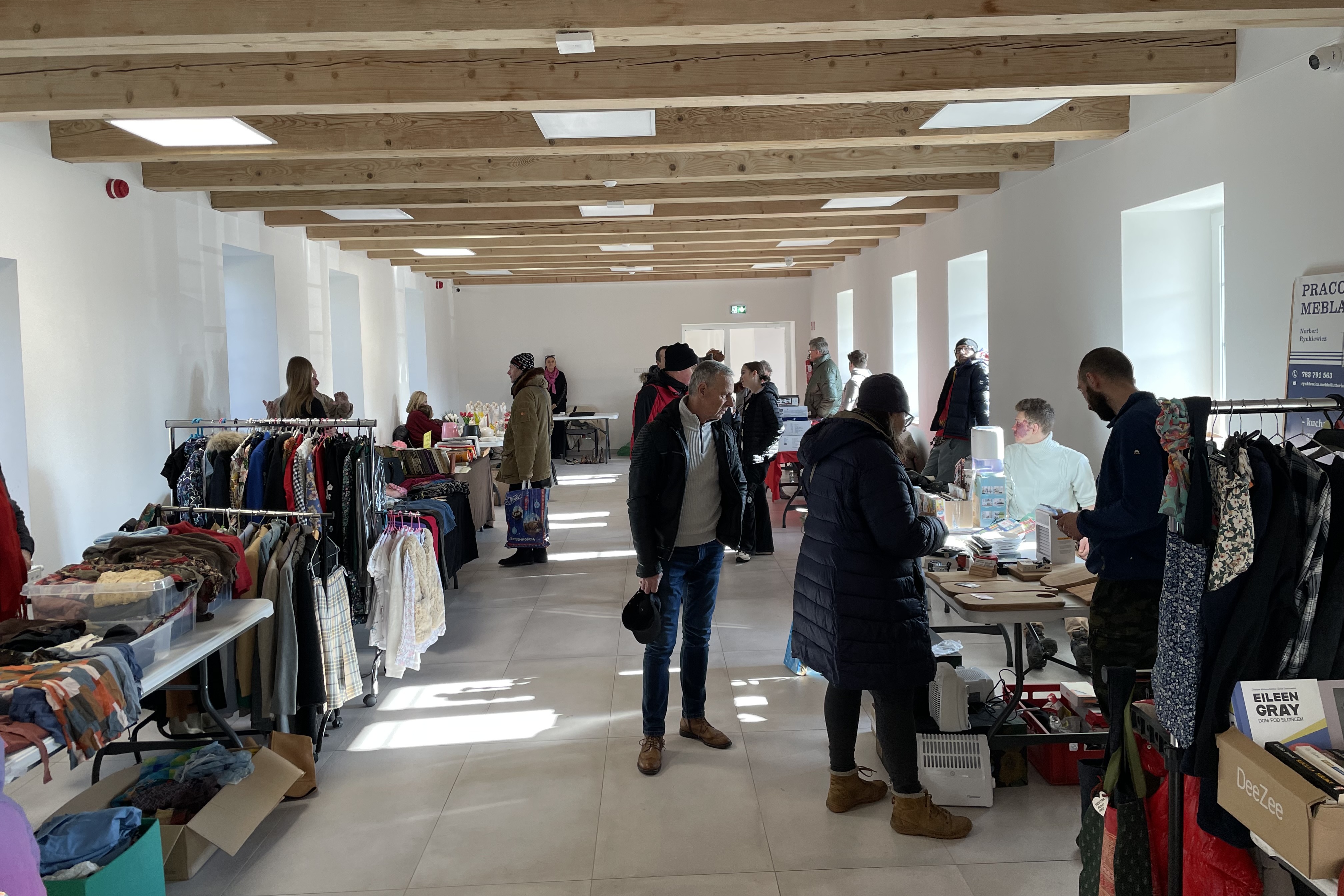 Wiele osób na giełdzie rozmaitości