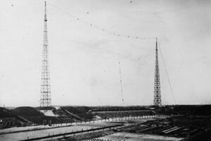 Polskie Radio. Rozgłośnia w Warszawie. 1927 rok. Maszty antenowe radiostacji warszawskiej / źródło: Narodowe Archiwum Cyfrowe