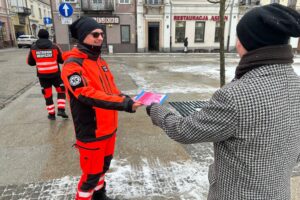 14.02.2025. Kielce. Akcja edukacyjna ratowników medycznych w ramach Walentynek / Fot. Iwona Murawska-Bujnowicz- Radio Kielce