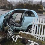 15-latka wjechała w ogrodzenie. Została zabrana do szpitala - Radio Kielce 06.02.2025. Swaryszów, powiat jędrzejowski. 15-latka wjechała w ogrodzenie / Fot. policja