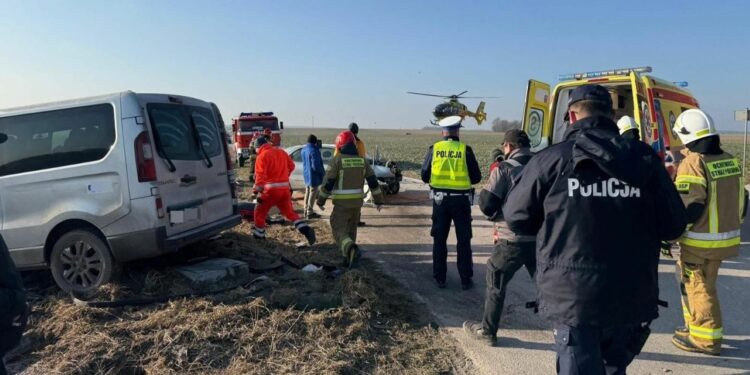 Zderzenie dwóch pojazdów. Są ranni