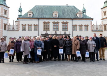 Seniorzy spotkali się z kulturą i dostali praktyczny prezent