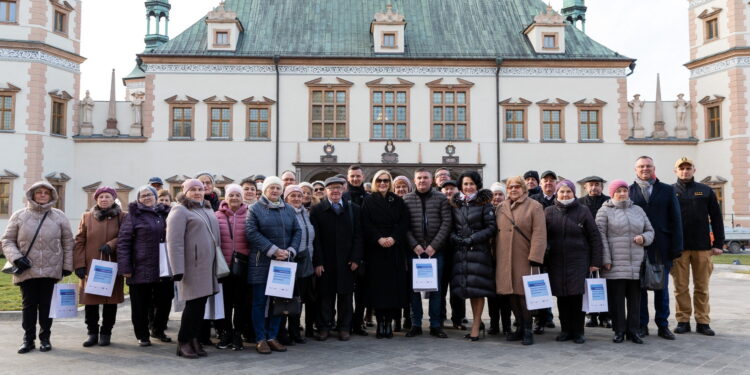 Seniorzy spotkali się z kulturą i dostali praktyczny prezent