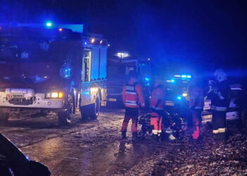 Tragedia na drodze. Samochód osobowy uderzył w przydrożne drzewo