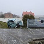 15-latka wjechała w ogrodzenie. Została zabrana do szpitala - Radio Kielce 06.02.2025. Swaryszów, powiat jędrzejowski. 15-latka wjechała w ogrodzenie / Fot. policja