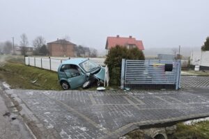 06.02.2025. Swaryszów, powiat jędrzejowski. 15-latka wjechała w ogrodzenie / Fot. policja