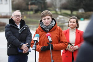 01.02.2025. Kielce. Plac Wolności. Konferencja prasowa. Na zdjęciu (od lewej): Artur Gierada, Agata Wojda - prezydent Kielc, Urszula Sara Zielińska - wiceminister klimatu i środowiska / Fot. Wiktor Taszłow - Radio Kielce