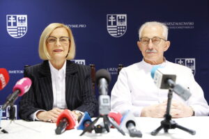 05.02.2025. Kielce. ŚCO. Konferencja prasowa. Na zdjęciu (od lewej): Renata Janik - marszałek województwa, prof. Stanisław Góźdź, dyrektor ŚCO / Fot. Wiktor Taszłow - Radio Kielce