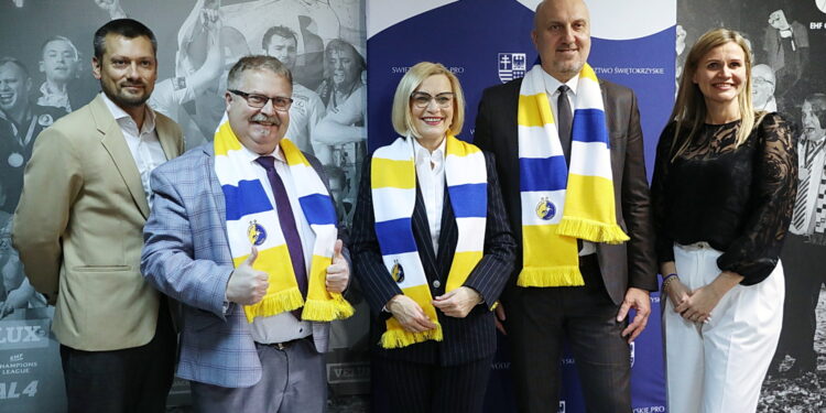 05.02.2025. Kielce. Hala Legionów. Podpisanie umowy sponsorskiej pomiędzy spółką KS Iskra Kielce a Urzędem Marszałkowskim / Fot. Wiktor Taszłow - Radio Kielce