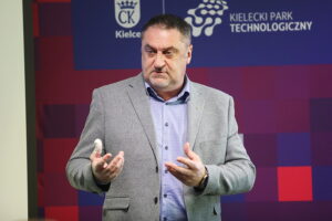 10.02.2025. Kielce. Kielecki Park Technologiczny. Podsumowanie klas patronackich w Zespole Szkół Elektrycznych w Kielcach. Na zdjęciu: Piotr Łojek, świętokrzyski kurator oświaty / Fot. Wiktor Taszłow - Radio Kielce