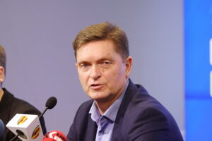 11.02.2025. Kielce. Konferencja prasowa w sprawie przedstawienia nowego inwestora Korony Kielce. Na zdjęciu: Mariusz Siewierski / Fot. Wiktor Taszłow - Radio Kielce