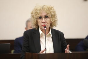 13.02.2025. Kielce. Nadzwyczajna sesja rady miasta. Na zdjęciu: Prof. Beata Wojciechowska, rektor Uniwersytetu Jana Kochanowskiego / Fot. Wiktor Taszłow - Radio Kielce