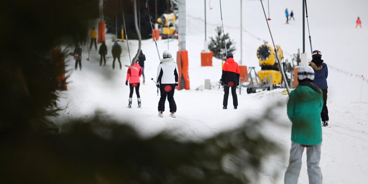 16.02.2025. Krajno. Stok narciarski / Fot. Wiktor Taszłow - Radio Kielce