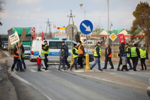 28.02.2025. Brzeziny. Protest mieszkańców / Fot. Wiktor Taszłow - Radio Kielce