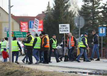 28.02.2025. Brzeziny. Protest mieszkańców / Fot. Wiktor Taszłow - Radio Kielce