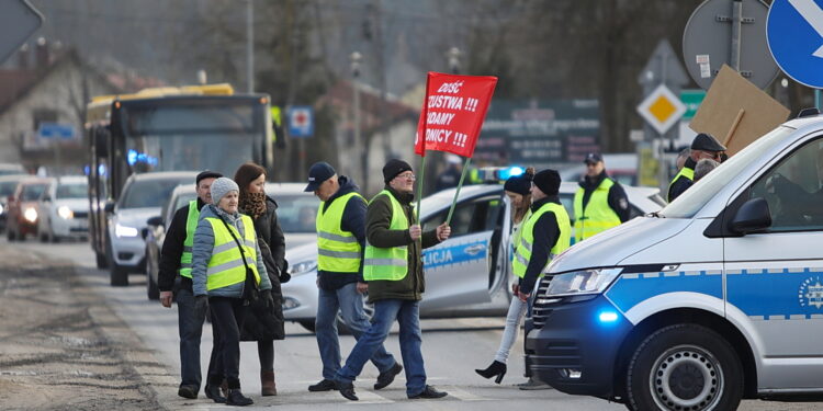 Mieszkańcy protestują. Droga krajowa 73 zablokowana