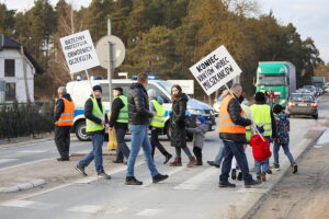 28.02.2025. Brzeziny. Protest mieszkańców / Fot. Wiktor Taszłow - Radio Kielce