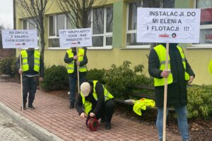 28.02.2025. Pikieta związkowców przed budynkiem Siarkopolu w Grzybowie / Fot. Grażyna Szlęzak - Radio Kielce