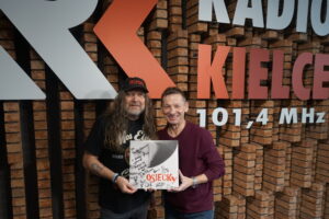 15.02.2025. Radio Kielce. Paweł Solarz otrzymał od zespołu DE MONO limitowany podwójny winylowy album "OsieckY". / Fot. Dionizy Krawczyński - Radio Kielce